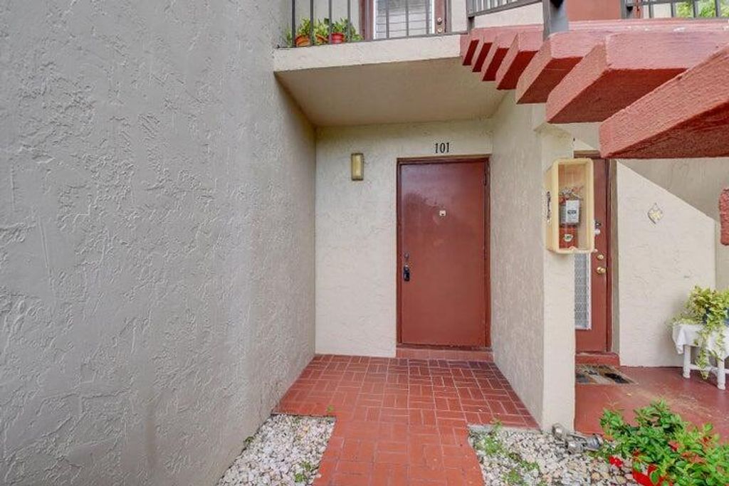 Photo of 17 Willowbrook Lane #101, Delray Beach, FL 33446 (MLS # R11057897)