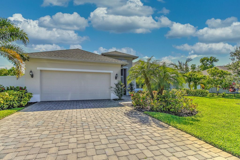 Photo of 3133 SE East Blackwell Drive, Port Saint Lucie, FL 34953 (MLS # R11013722)