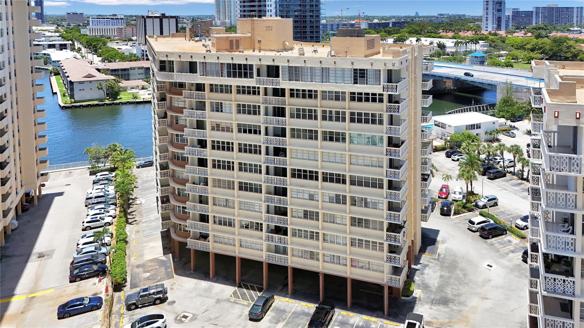 1817 S Ocean Dr 327, Hallandale Beach, FL, 33009/$205,000 2 1817 S Ocean Dr 327