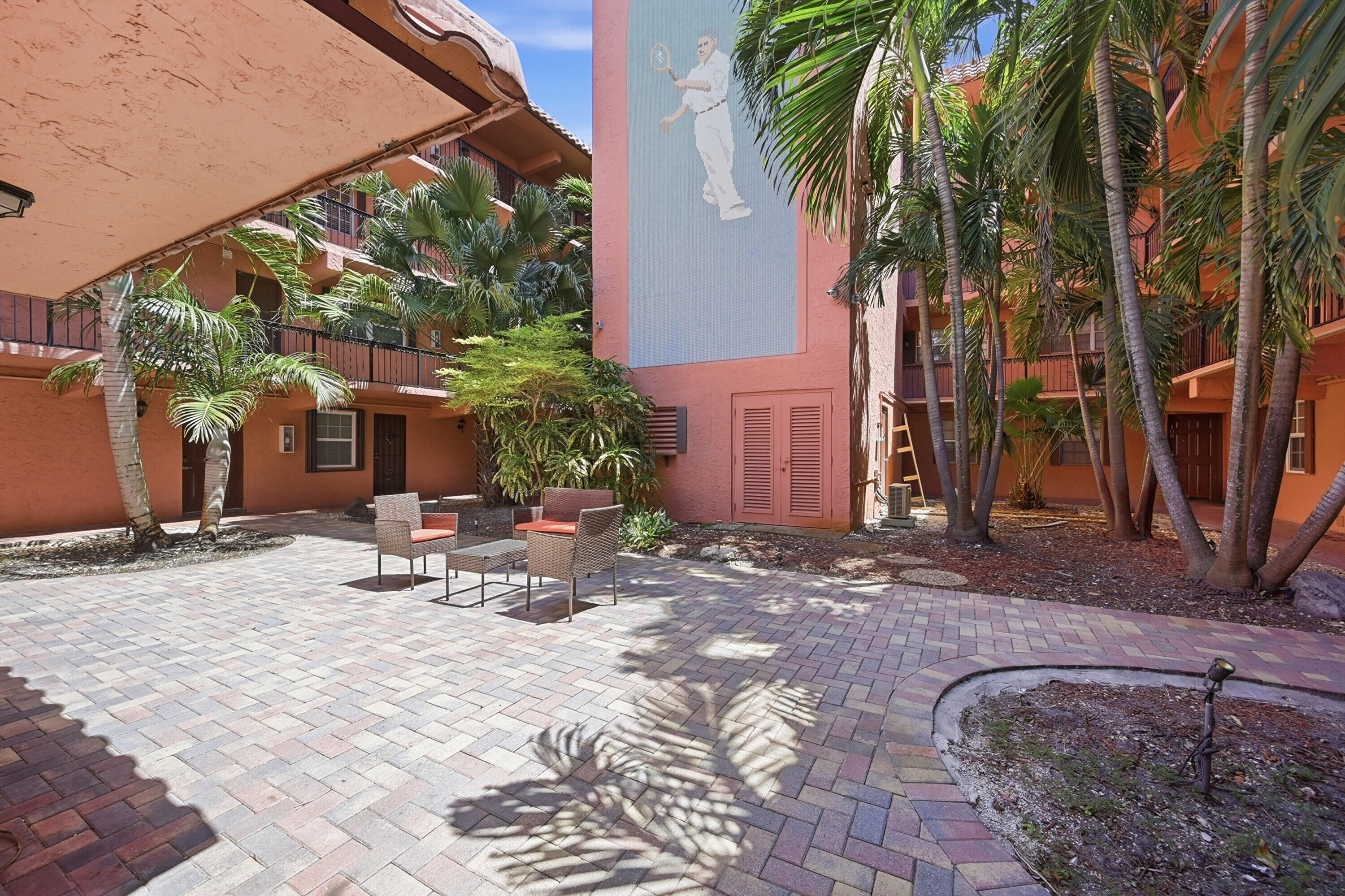 TENNIS CLUB DAVIS CONDO - Residential