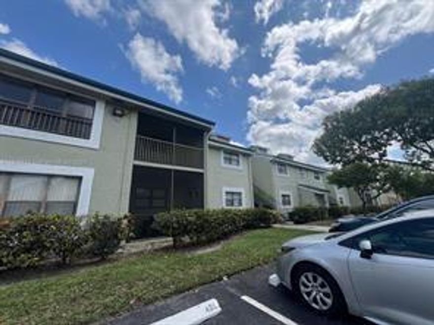 NICE SPACIOUS, 1BED/1BATH TITLE FLOORS IN THE ENTIRE UNIT, WASHER & DRYER IN UNIT! NICE AMMENITIES! GREAT LOCATION CLOSE TO SHOPS, DINING AND ENTERTAINMENT!!