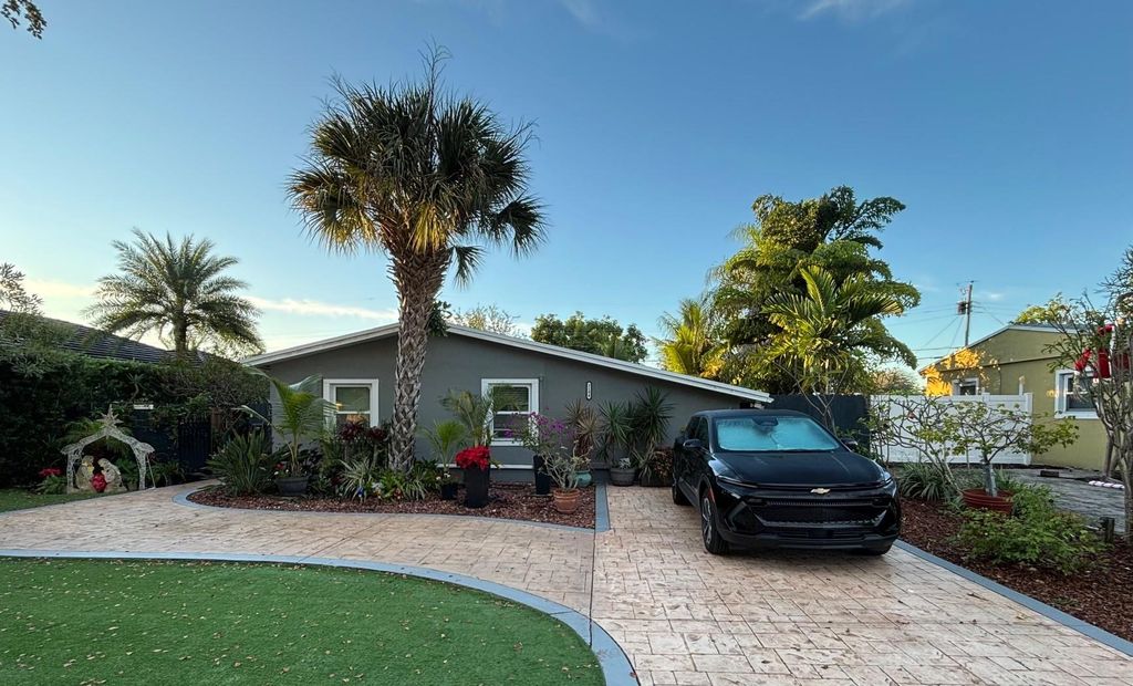 Photo of 3194 Taft St, Hollywood, FL 33021 (MLS # F10540641)