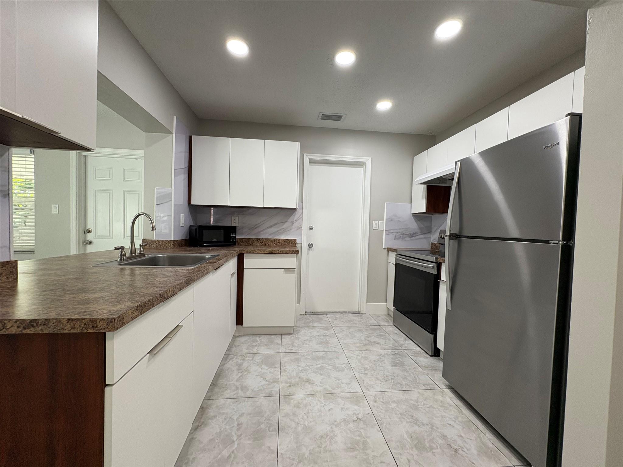SINGLE FAMILY HOME 2 BEDROOMS/2 BATHROOMS AT WEST OF TAMARAC MAINLANDS SECC 10, STAINLESS STEEL APPLIANCES, THE HOME BOASTS TILE FLOORING THROUGHOUT PROVIDING EASY MAINTENANCE. WASHER AND DRYER ARE CONVENIENTLY LOCATED IN THE GARAGE FOR ADDED COMFORT, ENJOY A COZY SCREENED PATIO PERFECT FOR RELAXING OR ENTERTAINING GUESTS. THE HOUSE HAS 1 CAR GARAGE, CLOSE TO RESTAURANTS, SHOPPING CENTERS AND MAIN AVENUES, DON'T MISS THIS OPPORTUNITY TO MAKE THIS COMFORTABLE AND INVITING HOME YOURS
