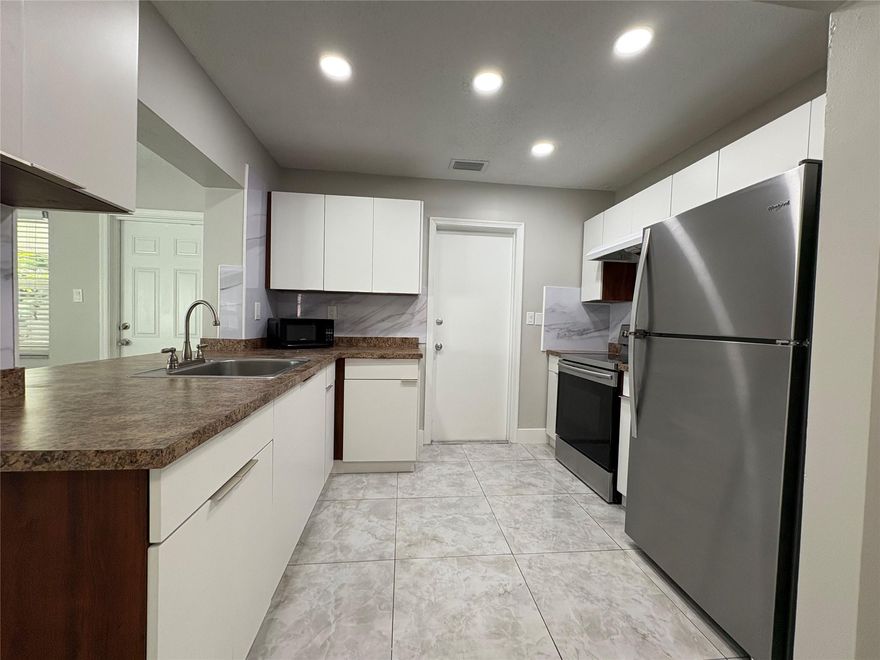 SINGLE FAMILY HOME 2 BEDROOMS/2 BATHROOMS AT WEST OF TAMARAC MAINLANDS SECC 10, STAINLESS STEEL APPLIANCES, THE HOME BOASTS TILE FLOORING THROUGHOUT PROVIDING EASY MAINTENANCE. WASHER AND DRYER ARE CONVENIENTLY LOCATED IN THE GARAGE FOR ADDED COMFORT, ENJOY A COZY SCREENED PATIO PERFECT FOR RELAXING OR ENTERTAINING GUESTS. THE HOUSE HAS 1 CAR GARAGE, CLOSE TO RESTAURANTS, SHOPPING CENTERS AND MAIN AVENUES, DON'T MISS THIS OPPORTUNITY TO MAKE THIS COMFORTABLE AND INVITING HOME YOURS