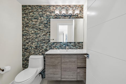 Tiny photo for 4921 NE 28TH Avenue, Lighthouse Point, FL 33064 (MLS # B26063573)