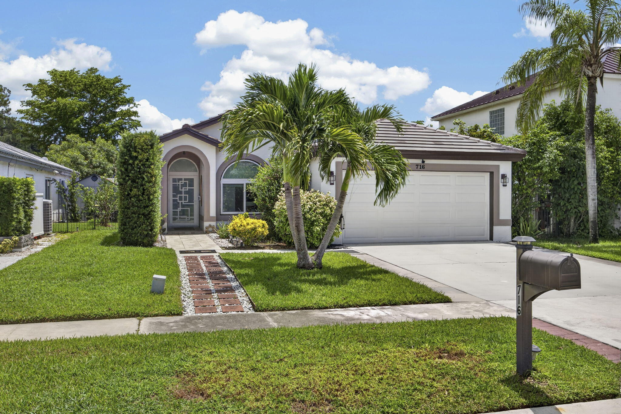 Properties 716 LAKE WELLINGTON Drive