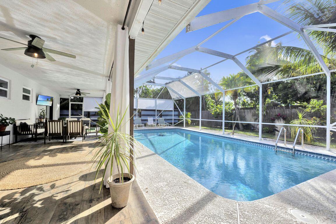 This house will sweep you off your feet!Fantastically charming 3 bedroom, 3 bathroom house with amazing covered and screened pool patio! This house is well appointed and contains an open layout. It is less than 5 minutes to Stuart downtown and less than 15 minutes to the Stuart and Jensen beaches!