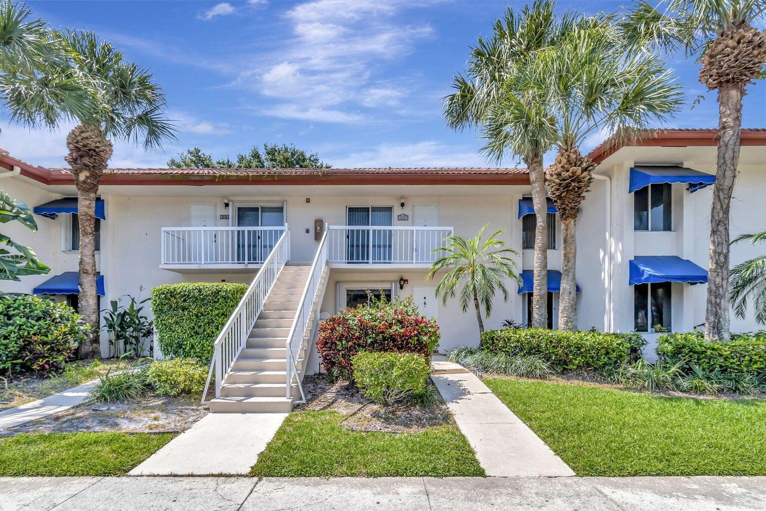 Wonderful CASH only opportunity to take advantageof this large 2/2 with high vaulted celling's with beautiful views of the park setting with screened in balcony . Make this your special place, This unit has been gutted down to the concrete, a East Boca Gen at the Sand De Vance community 2 floor unit with lots of charm.. Come check this out If you are a flipper, ,investor, or love to rehab and make a dream place then this is for you to see. Cash only this is a REHAB property. Come make your deal.. Come make your offer,