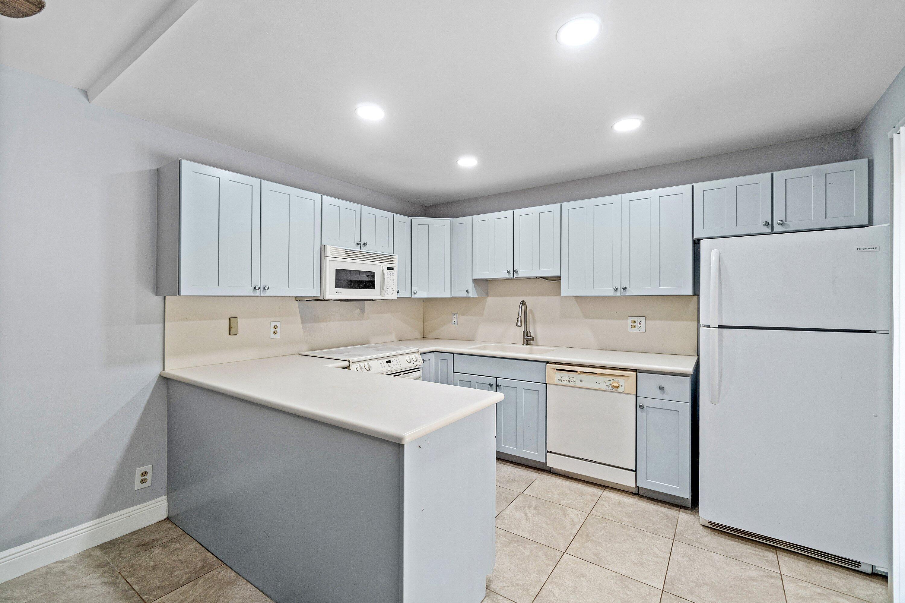 SPANISH WELLS CONDO II - Residential