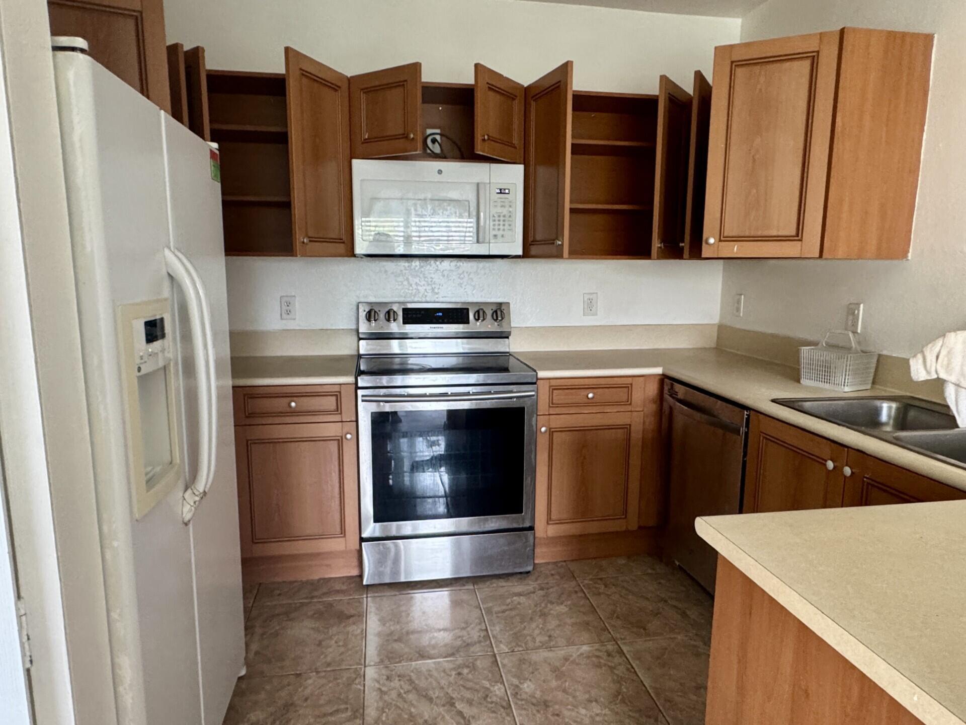 ESTANCIA AT PALM SPRINGS - Residential Lease