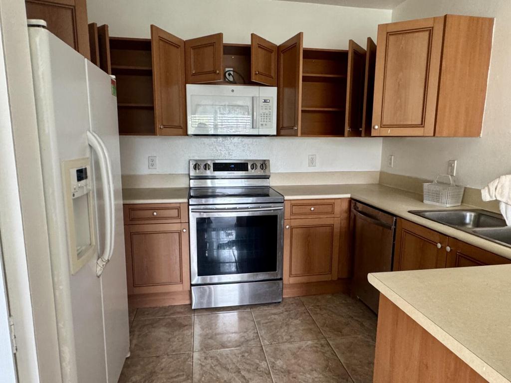 ESTANCIA AT PALM SPRINGS - Residential Lease