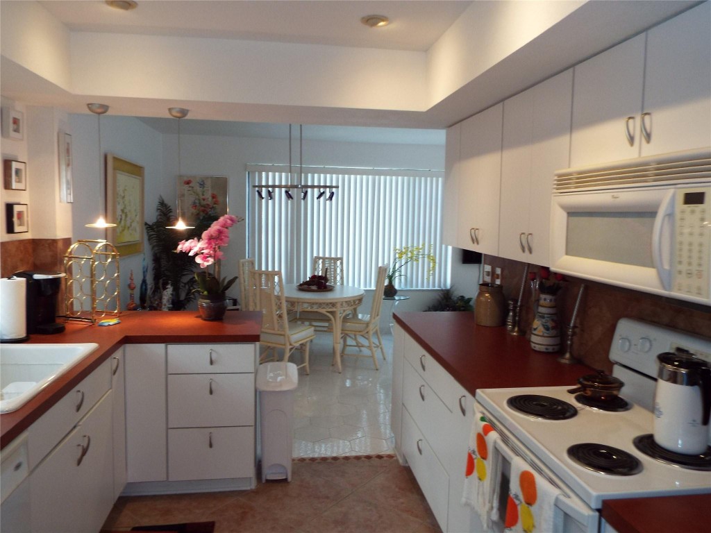 THE FALLS OF INVERRARY - Residential