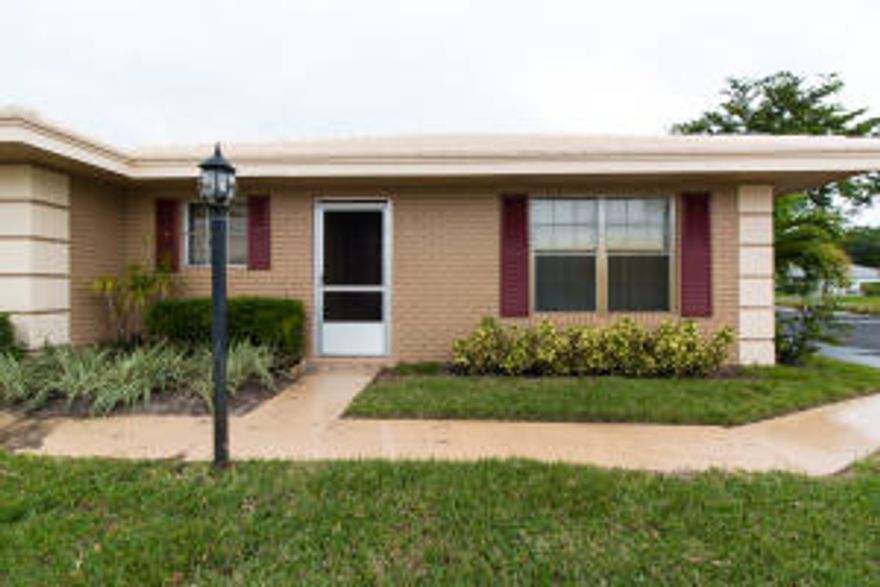 Lovely corner villa in the desirable community of Golf View Harbour. This cozy home offers 1,762 square feet of living space with a new roof, 3 bedrooms, 2 bath, a large Florida room with a wet bar and a covered and screened patio. Excellent location with close proximity to shopping centers and high ways. Don't miss this fantastic opportunity.