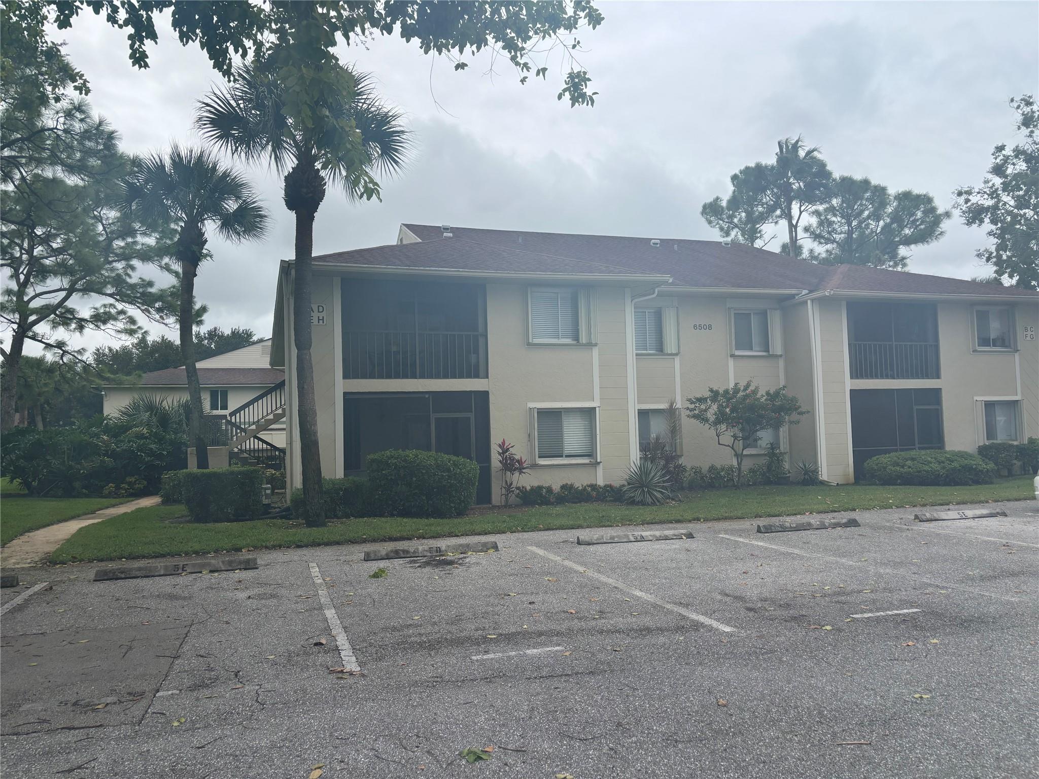 Rarely Avail, 1 Bedroom Located in ChaseWood North Community. Owner would consider rent w/ option to buy. Owner would consider 6 Month rental. Min Credit score 650 and proof of satisfactory Rental History. Rental is Subject to Background check per HOA