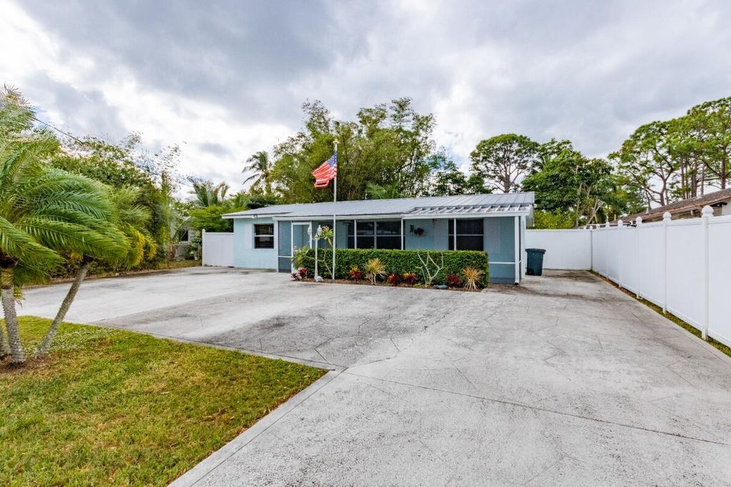 Photo of 4508 SE Chatham Avenue, Stuart, FL 34997 (MLS # R11119189)
