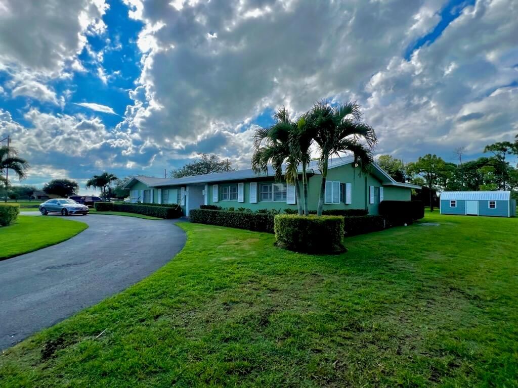 Photo of 1601 SE Avenue K Place, Belle Glade, FL 33430 (MLS # R10894446)