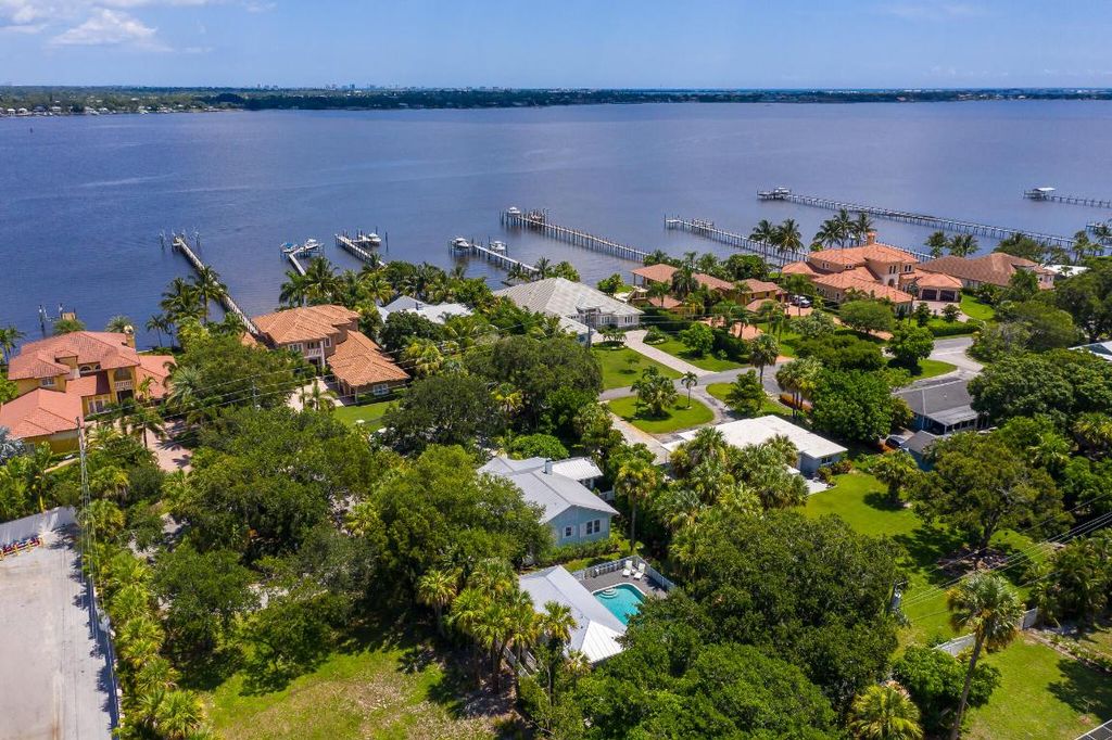 Photo of 708 SE Riverside Drive, Stuart, FL 34994 (MLS # R10947465)