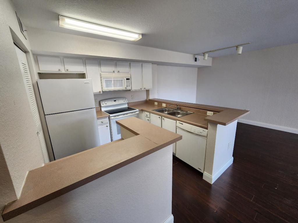 THE CLUB AT ST LUCIE WEST, A CONDOMINIUM - Residential Lease