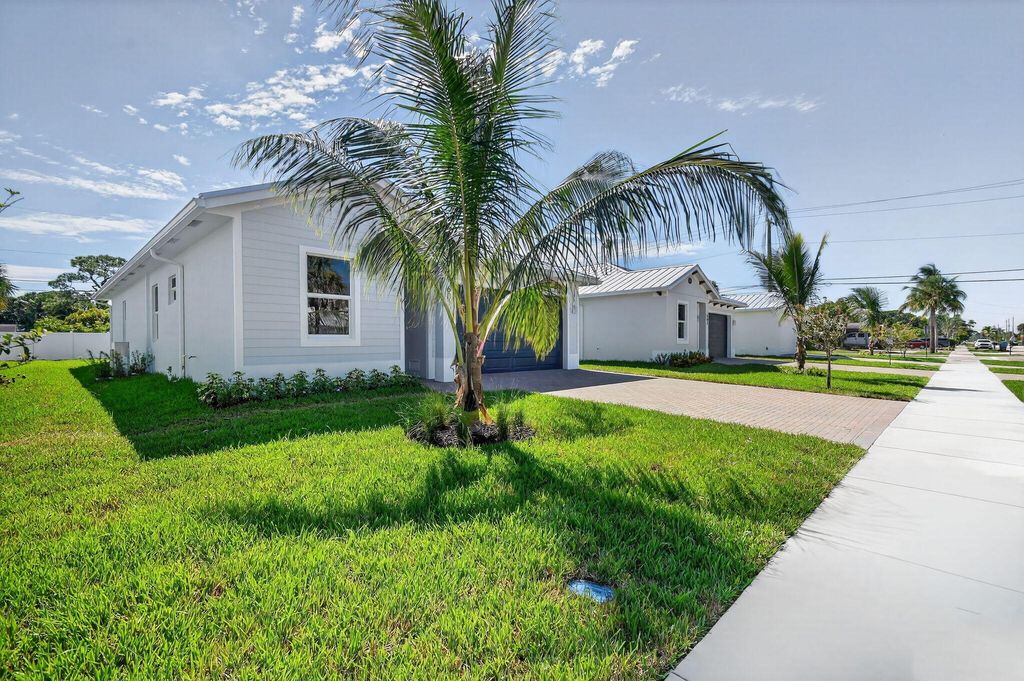 Photo of 607 N Loxahatchee Drive, Jupiter, FL 33458 (MLS # R11136933)