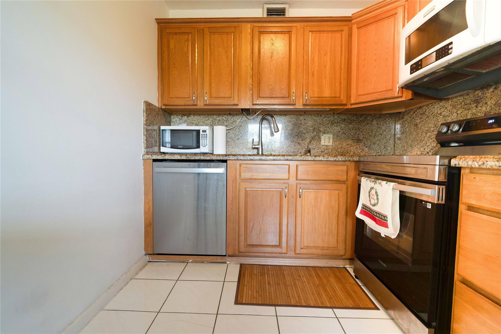 NEW HAMPTON AT CENTURY VI - Residential Lease