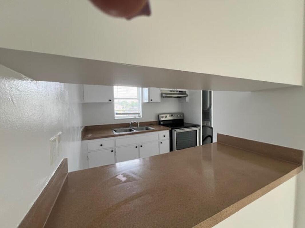 FOREST HILL CLUB  CONDOMI - Residential Lease