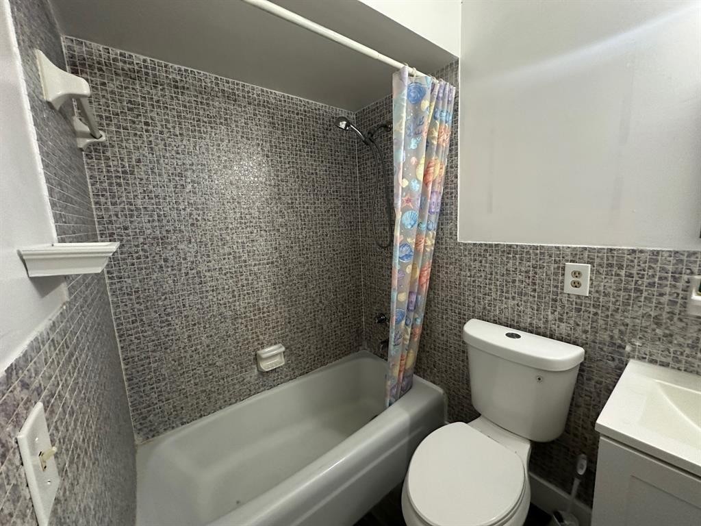 HOLLYWOOD LITTLE RANCHES - Residential Income