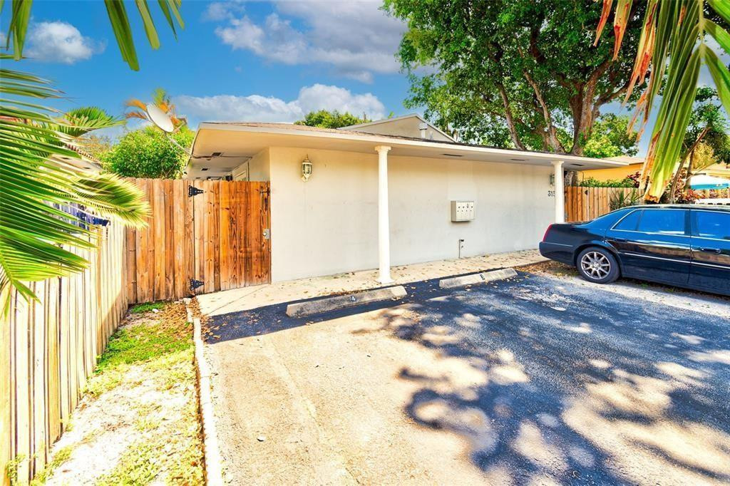 HOLLYWOOD LITTLE RANCHES - Residential Income