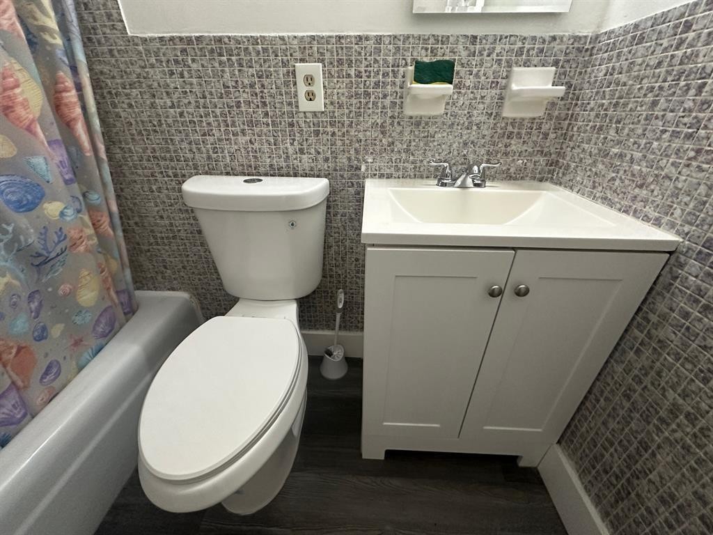 HOLLYWOOD LITTLE RANCHES - Residential Income