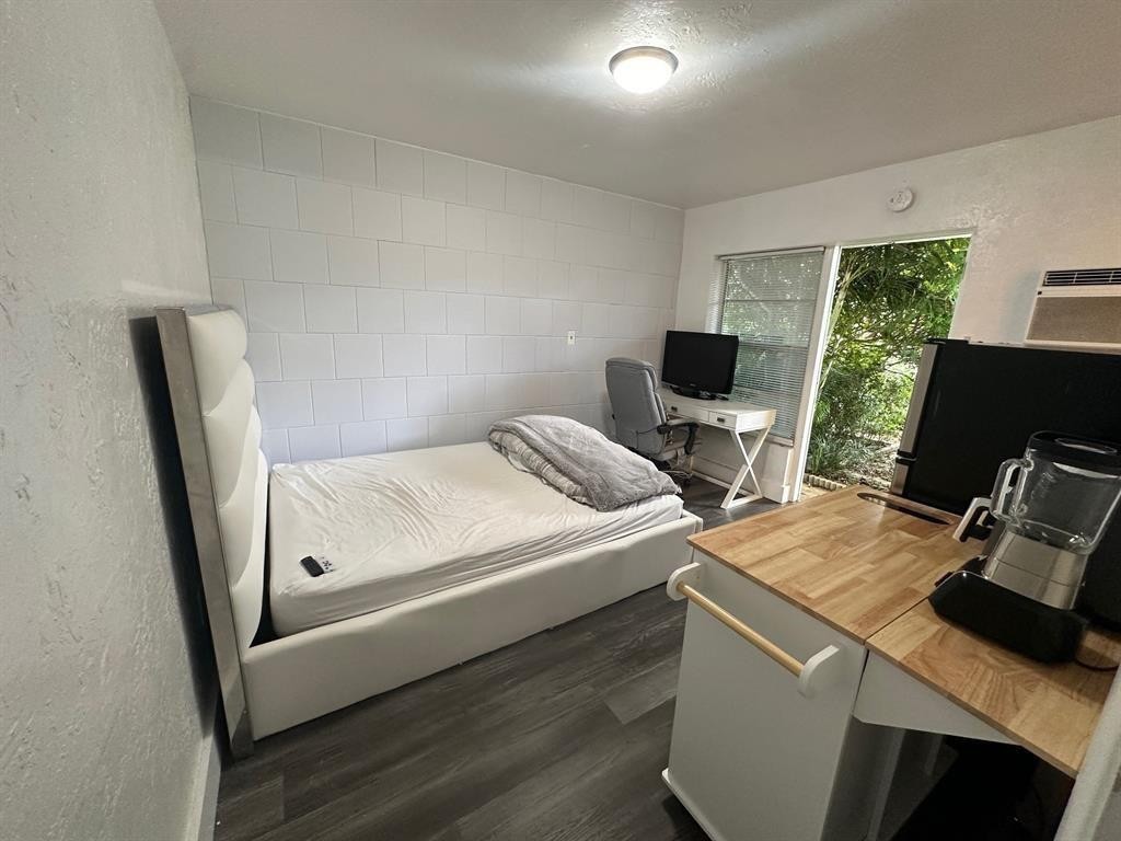 HOLLYWOOD LITTLE RANCHES - Residential Income