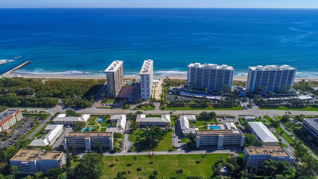Photo of 950 De Soto Road #2b, Boca Raton, FL 33432 (MLS # R11110889)
