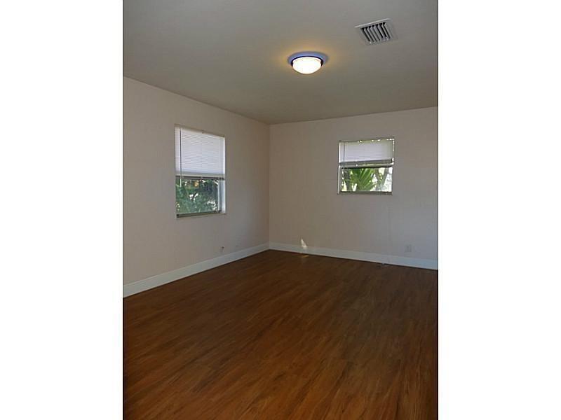 Lauderdale Park 6-33 1/2 - Residential Lease