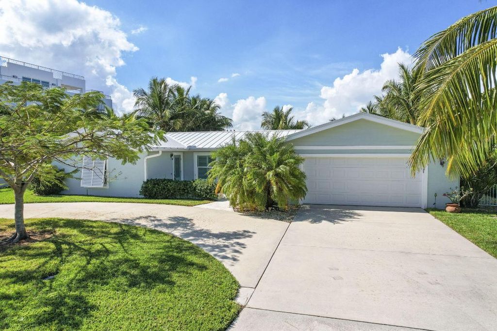 Photo of 1713 Bayshore Drive, Fort Pierce, FL 34949 (MLS # R10935636)