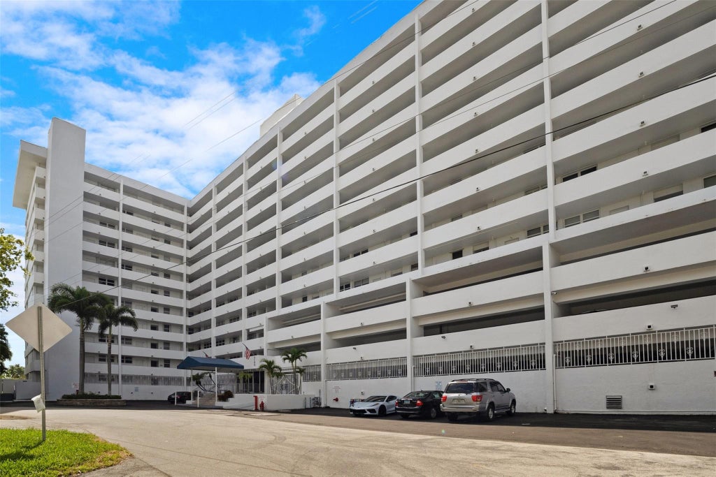 Photo of 3100 NE 49TH Street #1105, Fort Lauderdale, FL 33308 (MLS # B26083134)