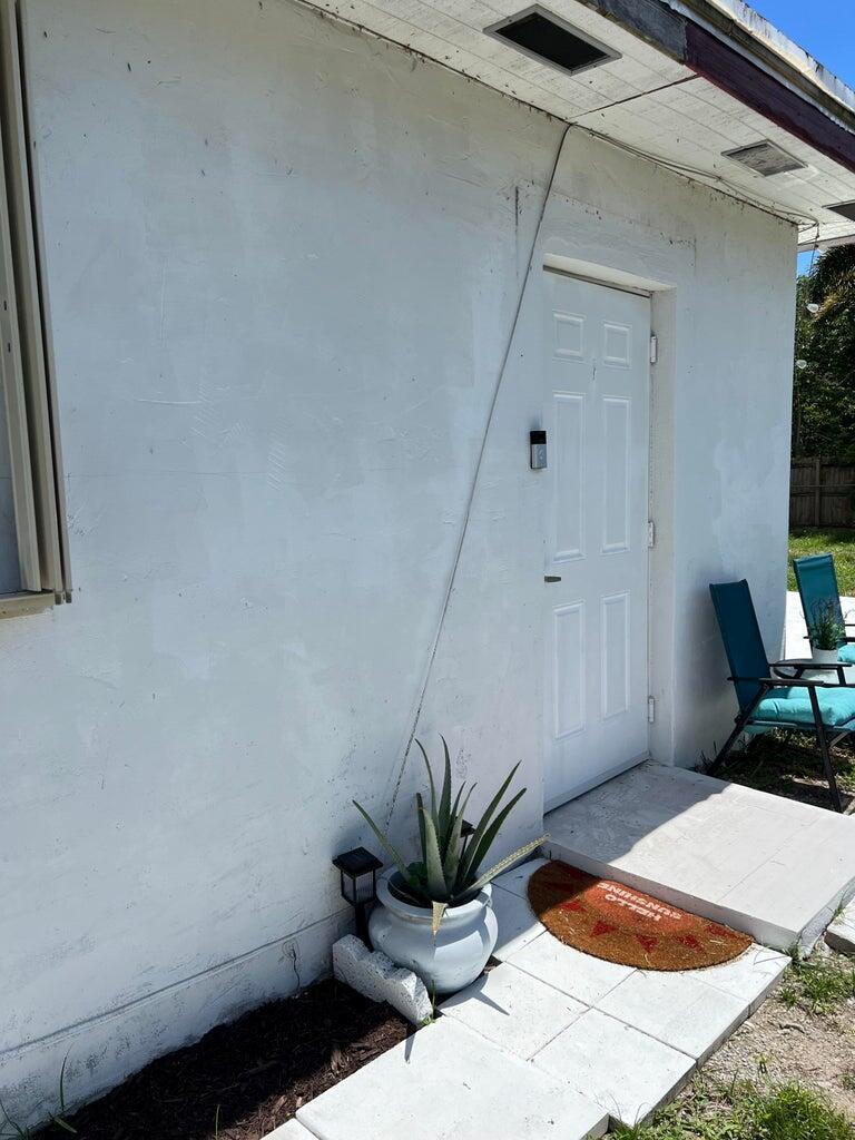 This is a ROOM FOR RENR -Unit features a sperate entrance, large closet, Mini Fridge , queen sized bed, mounted TV, ceiling fan , and on large suite bathroom.. an Ideal crash pad for just one person. No laundry or Kitchen available