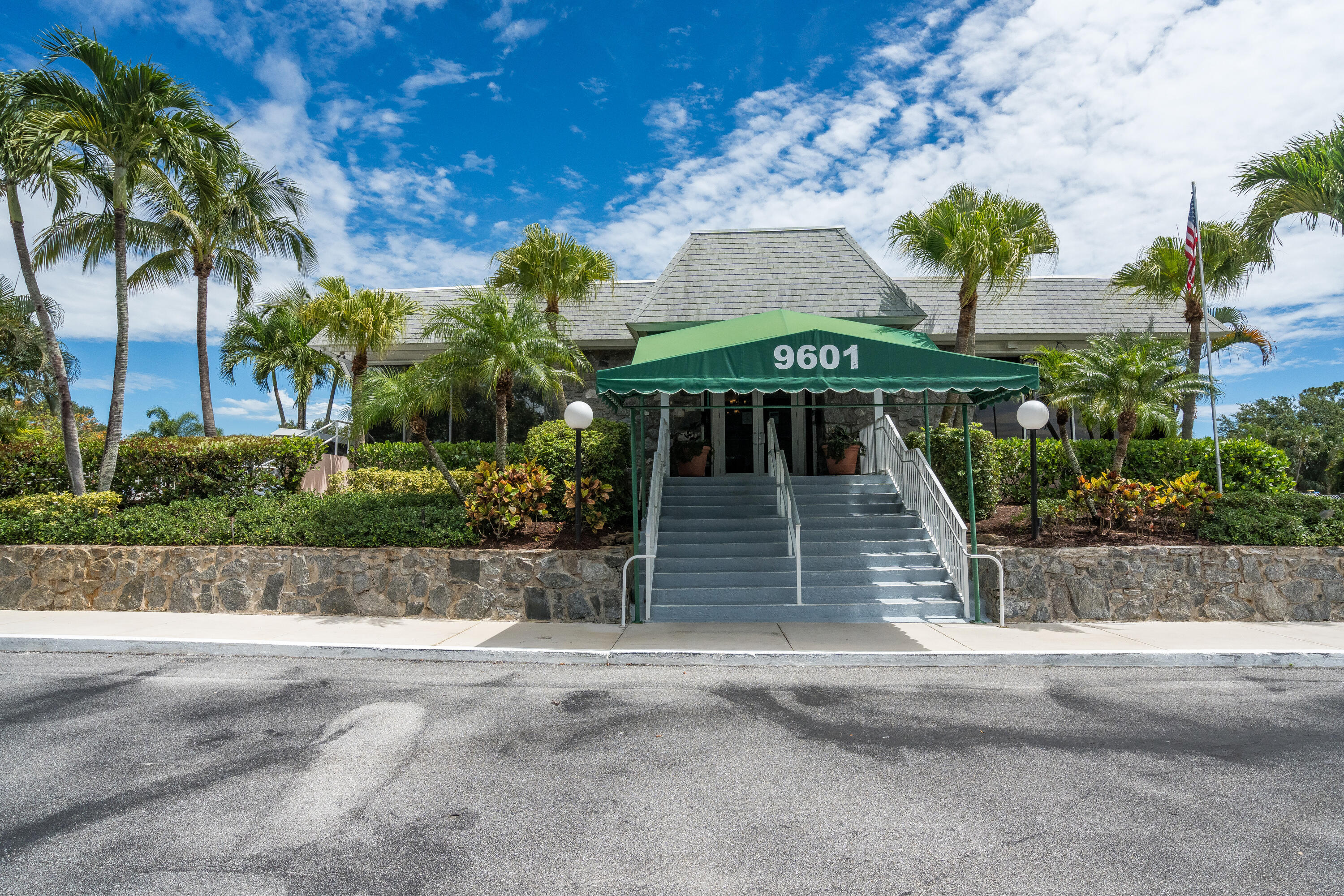 LITTLE CLUB - Residential