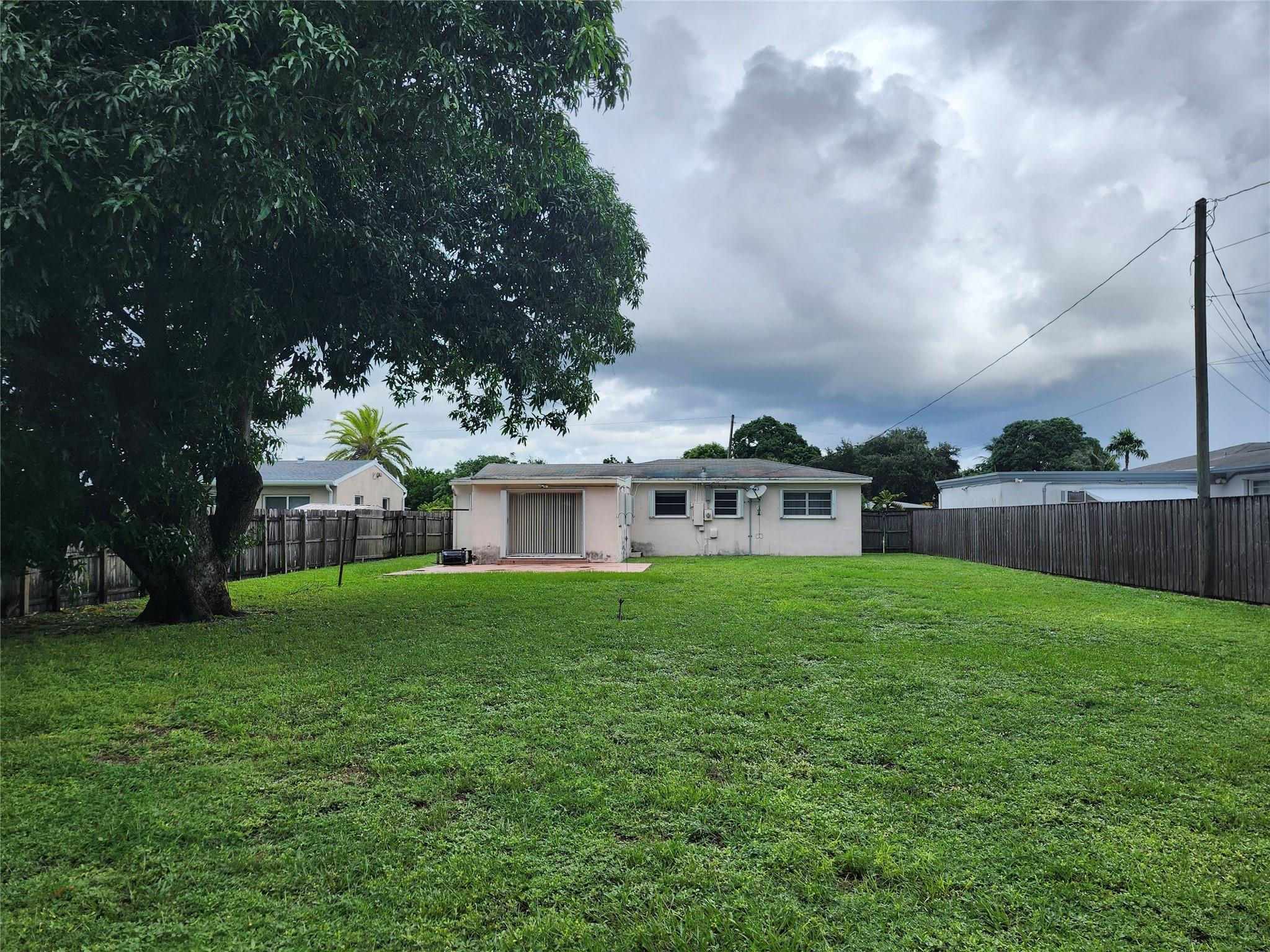 HOLLYWOOD LITTLE RANCHES - Residential