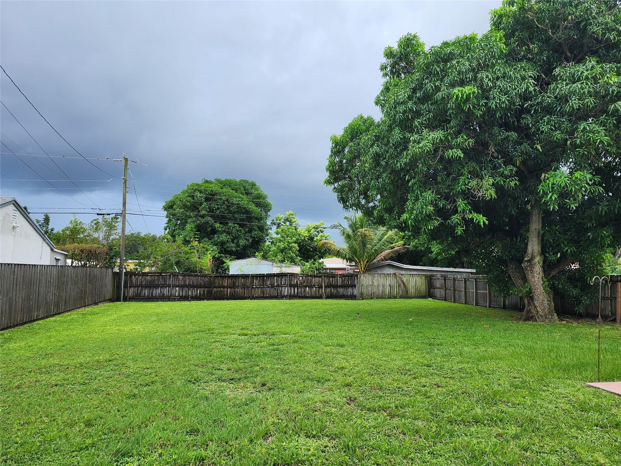 HOLLYWOOD LITTLE RANCHES - Residential