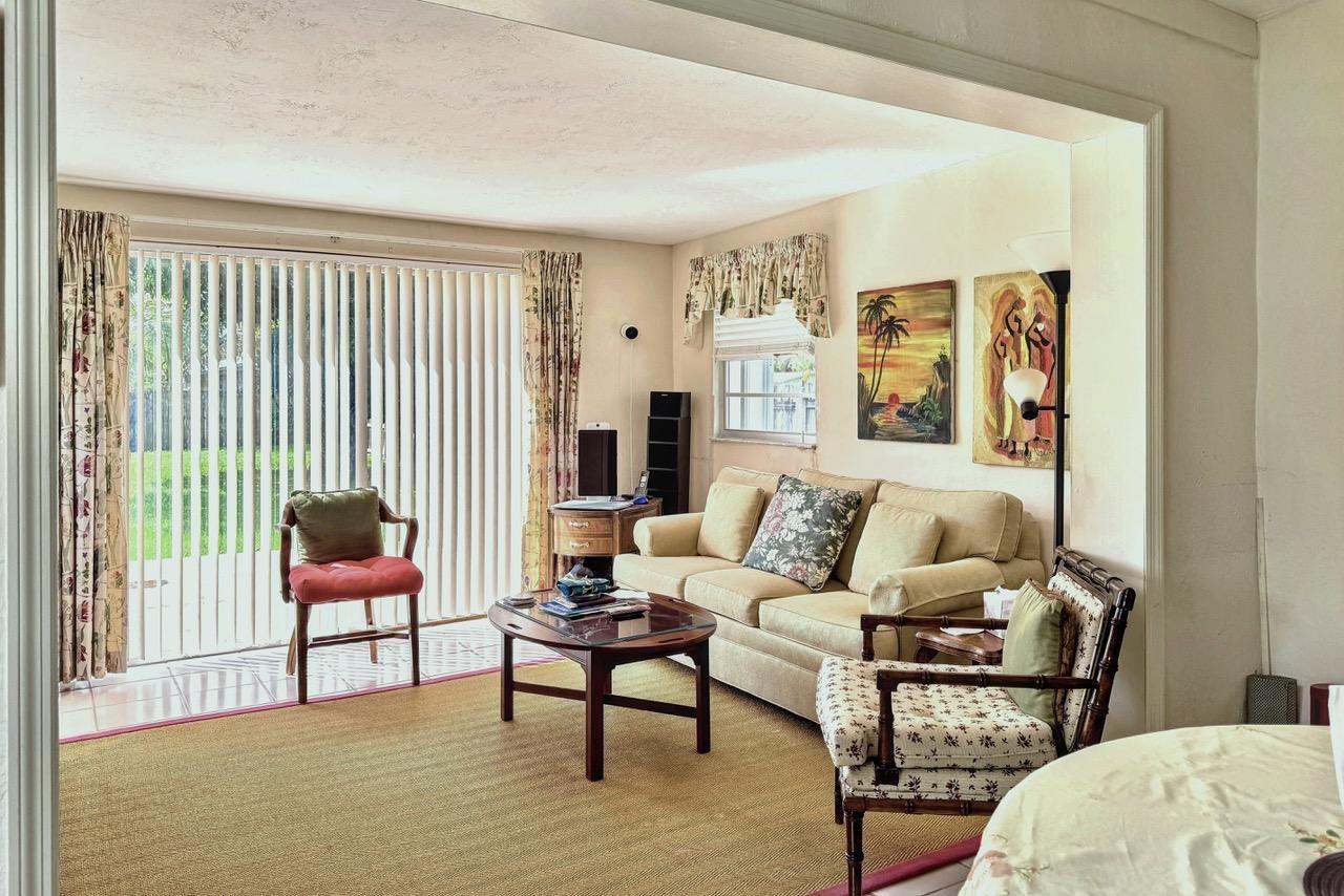 HOLLYWOOD LITTLE RANCHES - Residential