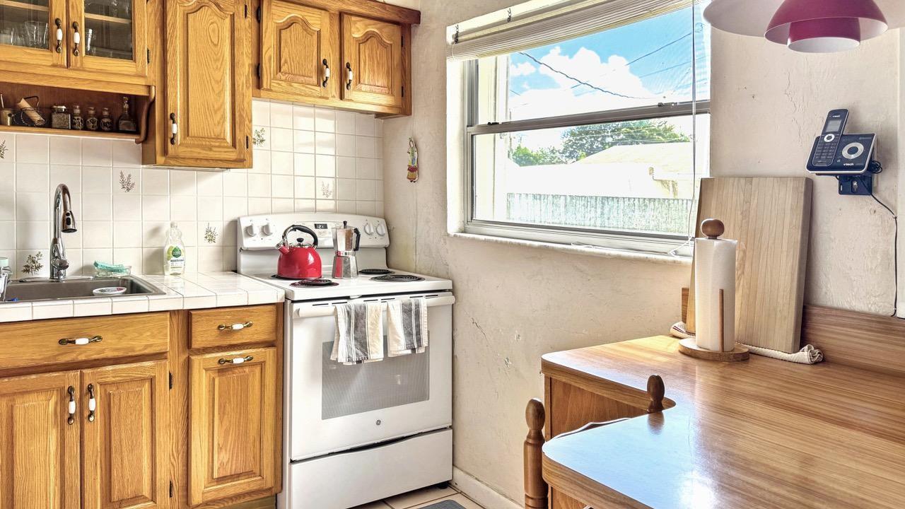 HOLLYWOOD LITTLE RANCHES - Residential