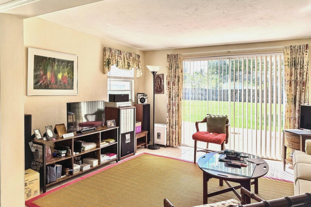 HOLLYWOOD LITTLE RANCHES - Residential
