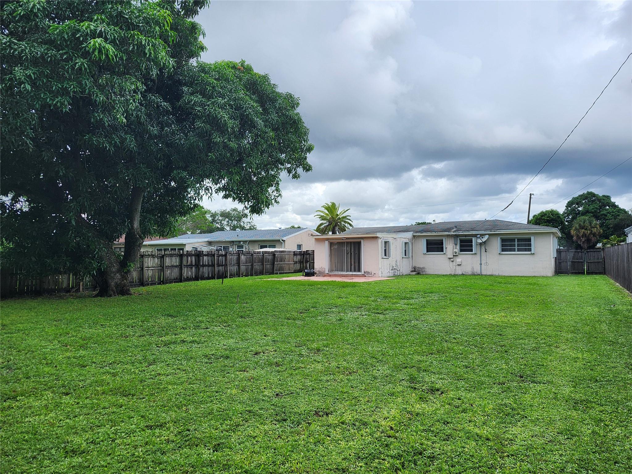 HOLLYWOOD LITTLE RANCHES - Residential