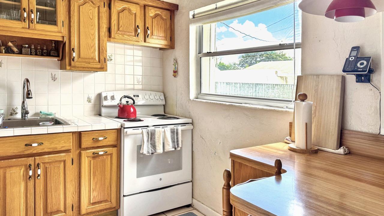 HOLLYWOOD LITTLE RANCHES - Residential