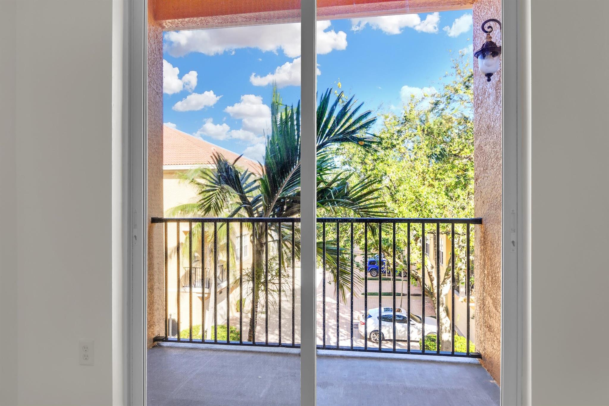 HARBOUR OAKS - Residential Lease