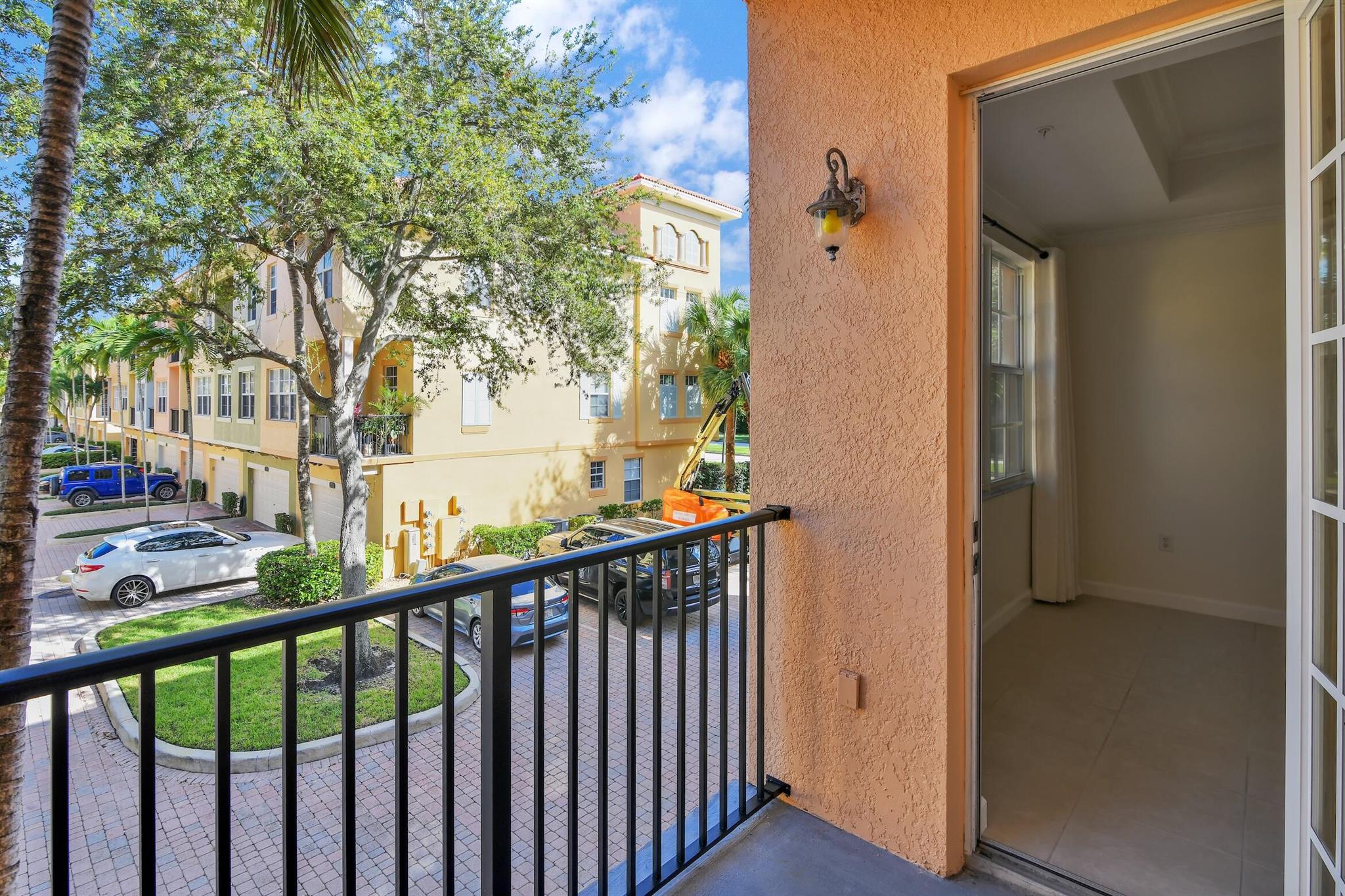 HARBOUR OAKS - Residential Lease