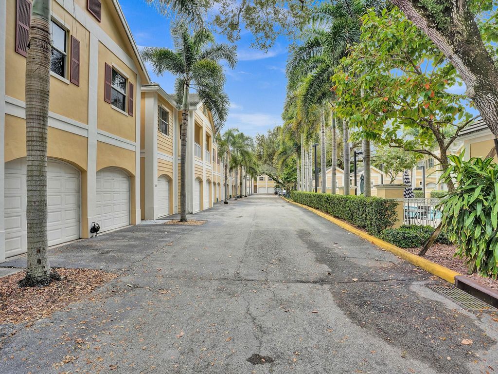 Photo of 511 SW 18th Avenue #4, Fort Lauderdale, FL 33312 (MLS # F10421607)