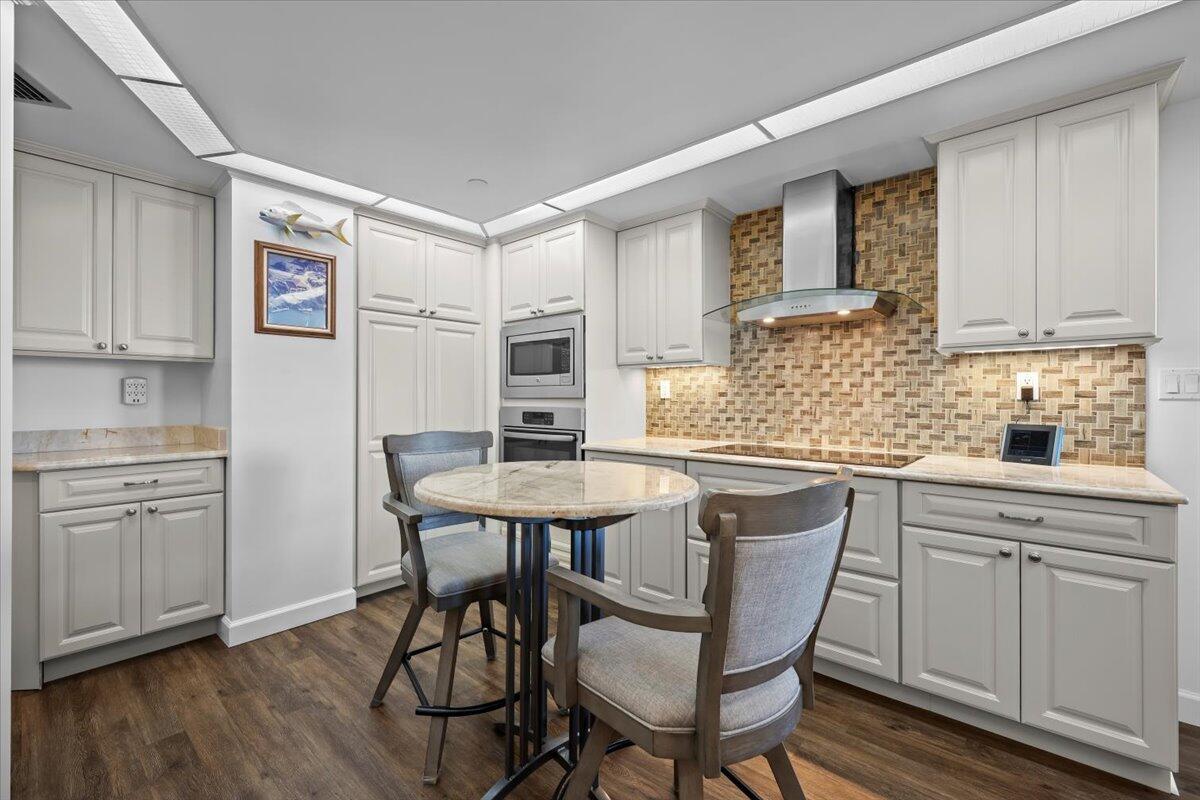 OLD PORT COVE LAKE POINT - Residential