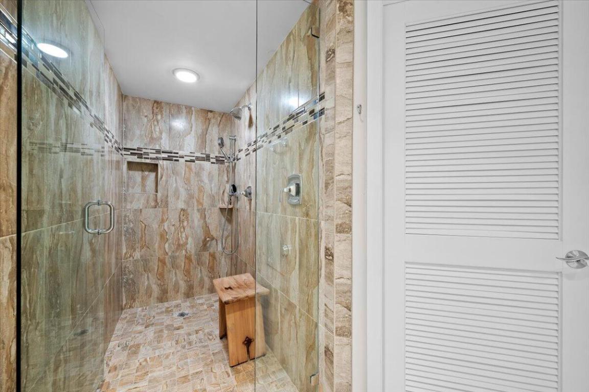 OLD PORT COVE LAKE POINT TOWER CONDO - Residential