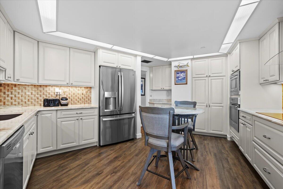 OLD PORT COVE LAKE POINT - Residential