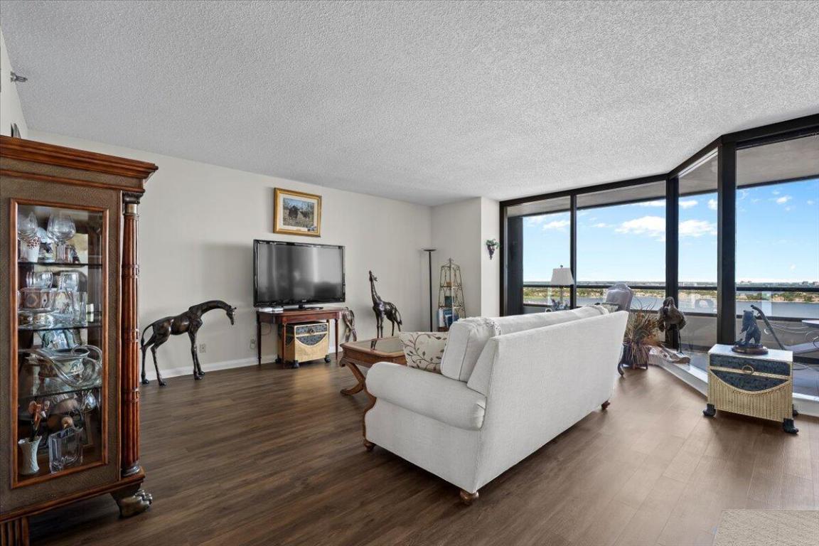 OLD PORT COVE LAKE POINT TOWER CONDO - Residential