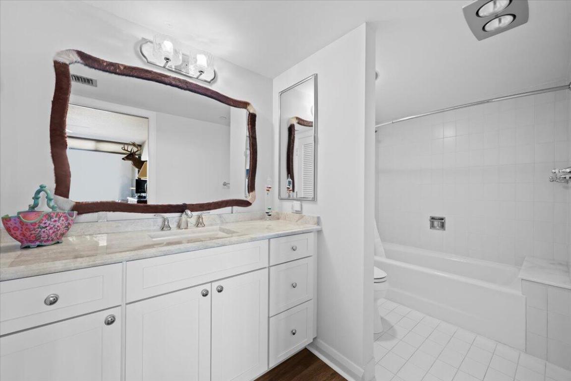 OLD PORT COVE LAKE POINT TOWER CONDO - Residential